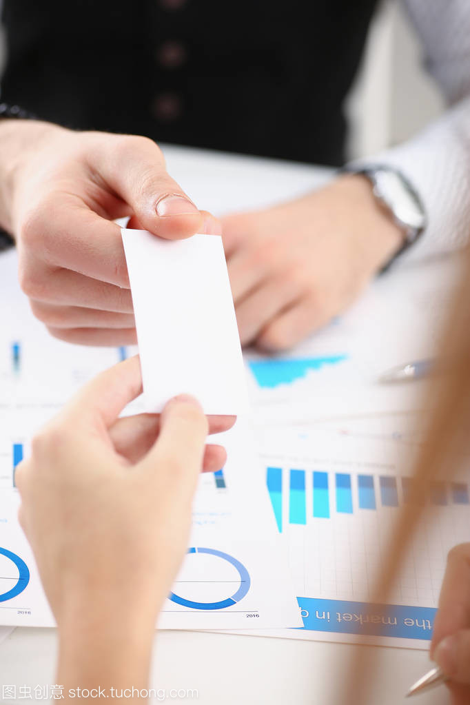 西裝革履與空白名片 銷售業務的微妙信號